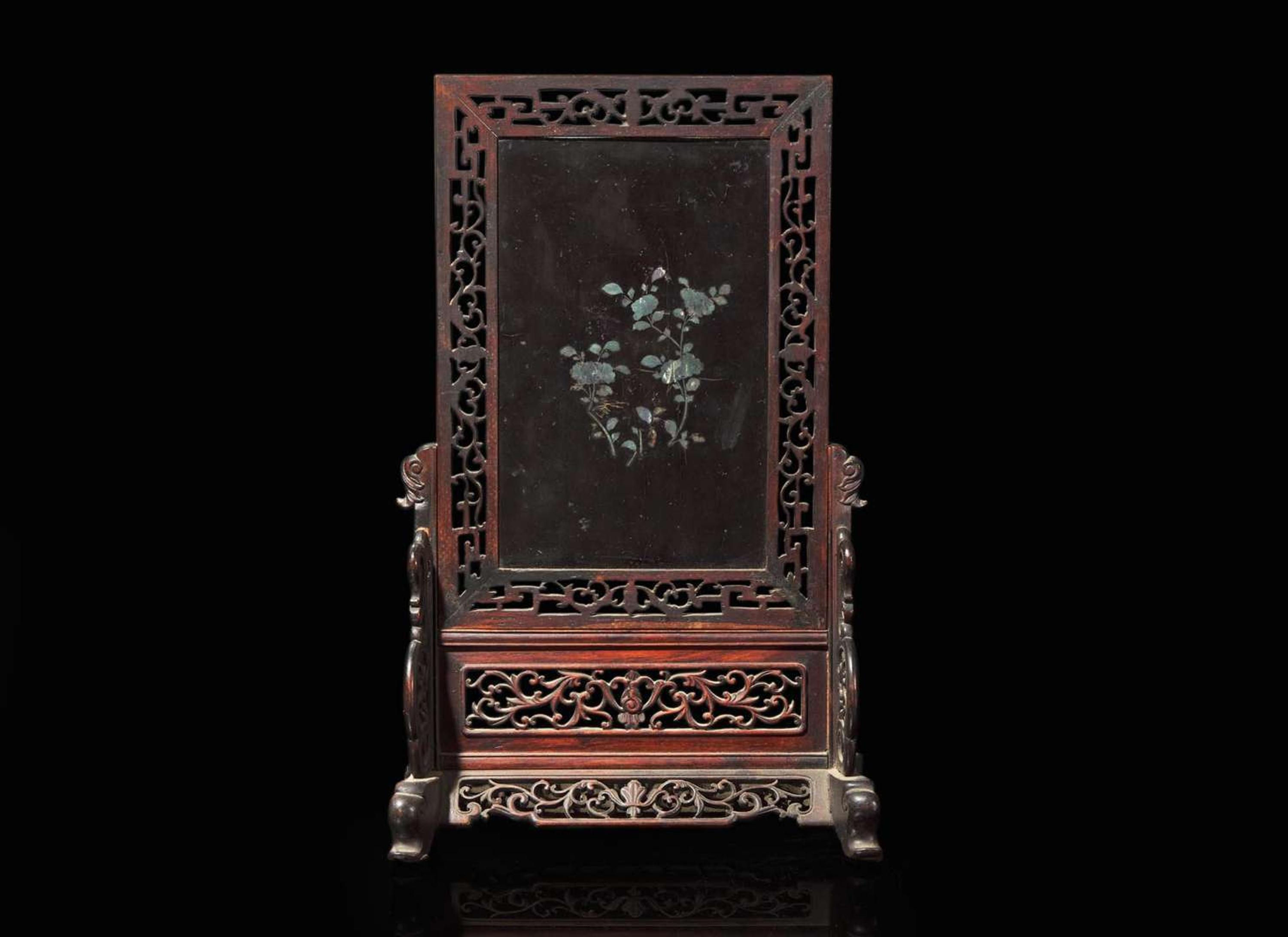 A Chinese laque-burgaute table screen, 18th century, with later carved wood stand 嵌螺鈿硯屏 十八世紀 後配木座