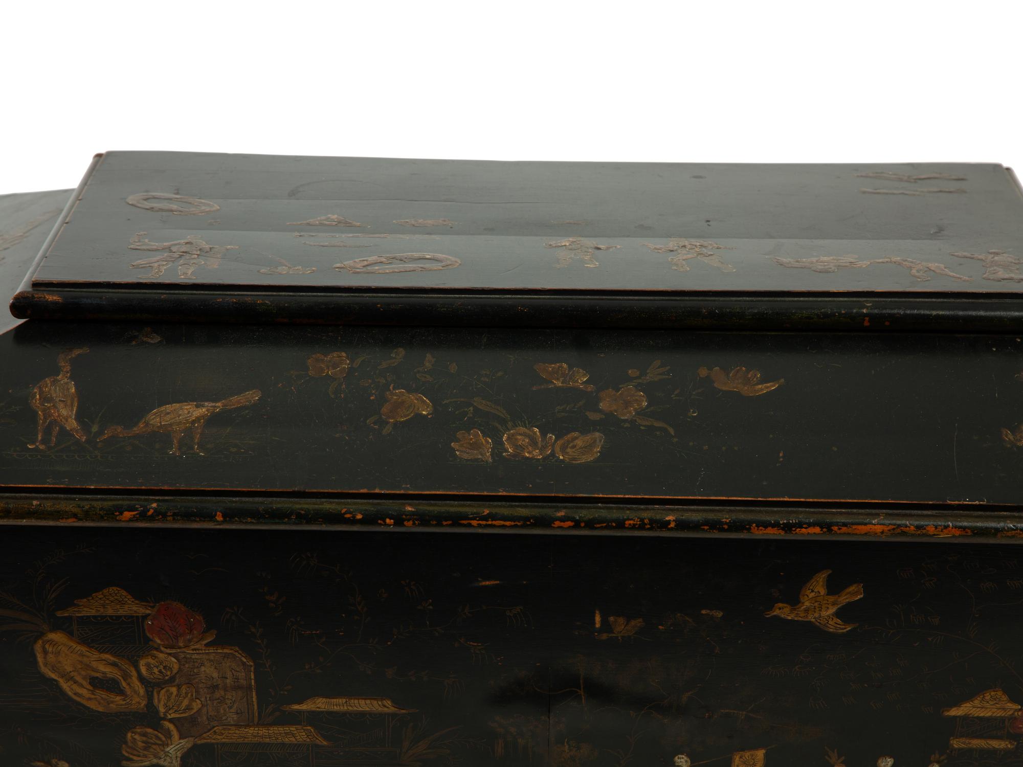 An English Chinoiserie Decorated Cellarette
