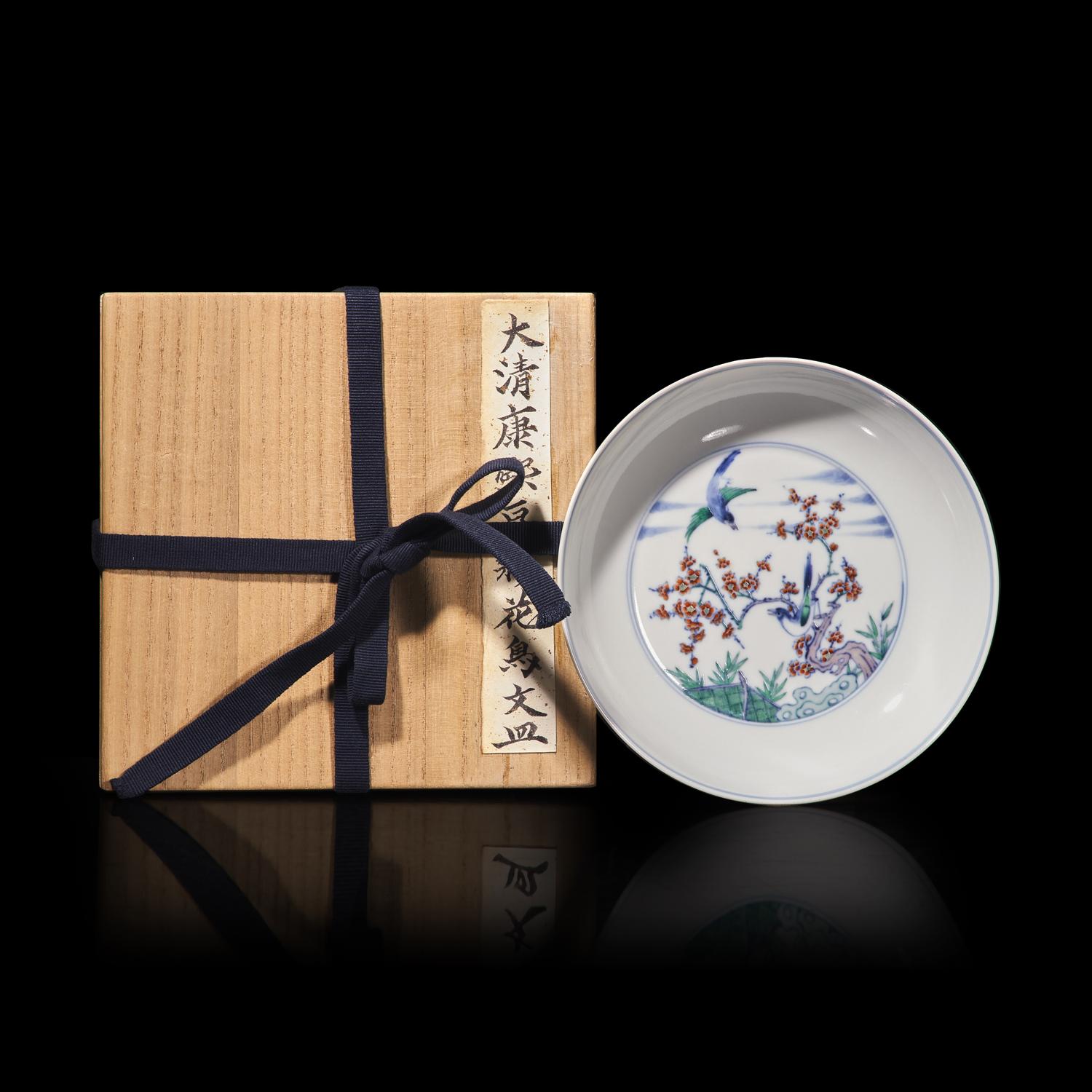 A Chinese Doucai Porcelain 'Magpie and Prunus' Plate 斗彩喜上眉梢圖盤