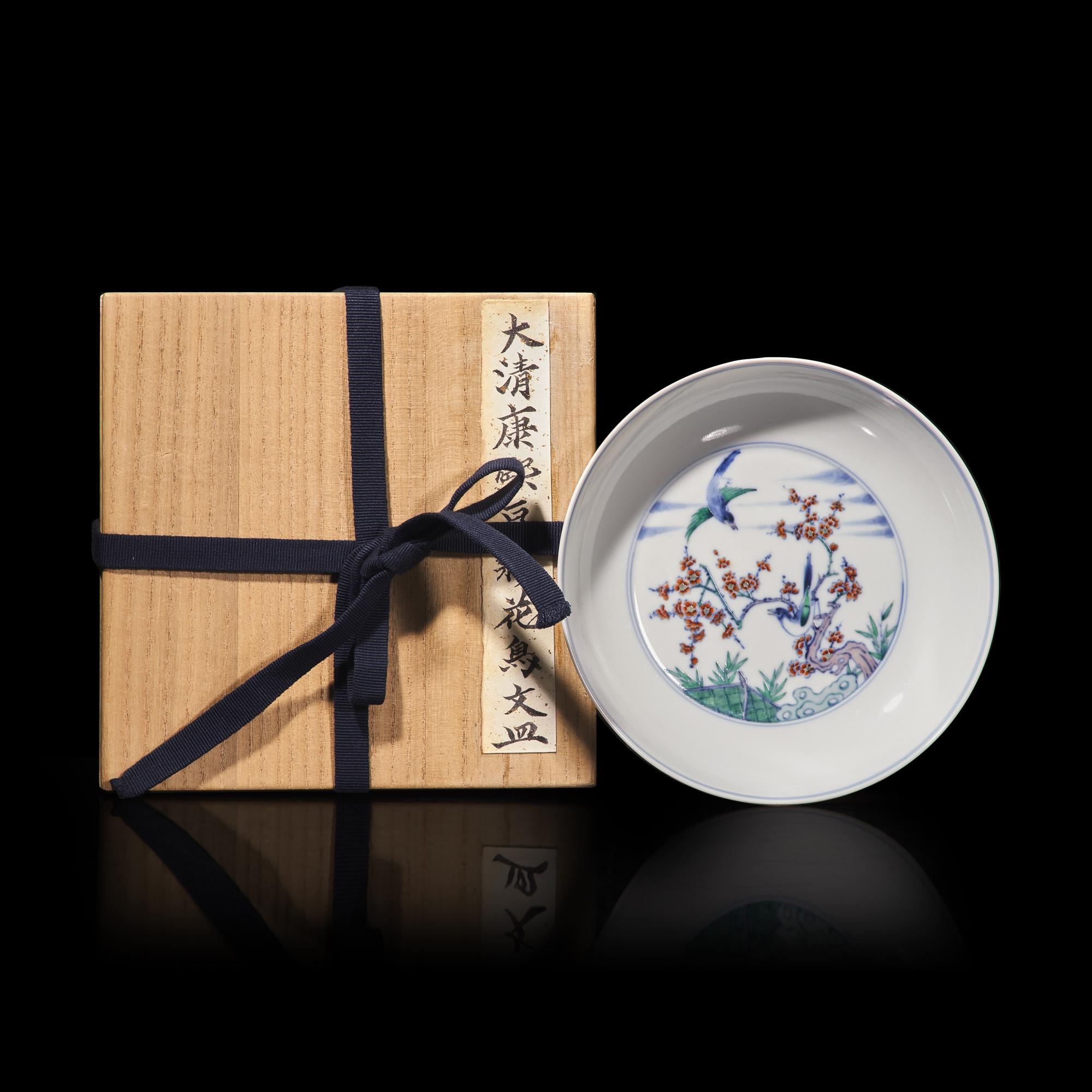 A Chinese Doucai Porcelain 'Magpie and Prunus' Plate 斗彩喜上眉梢圖盤