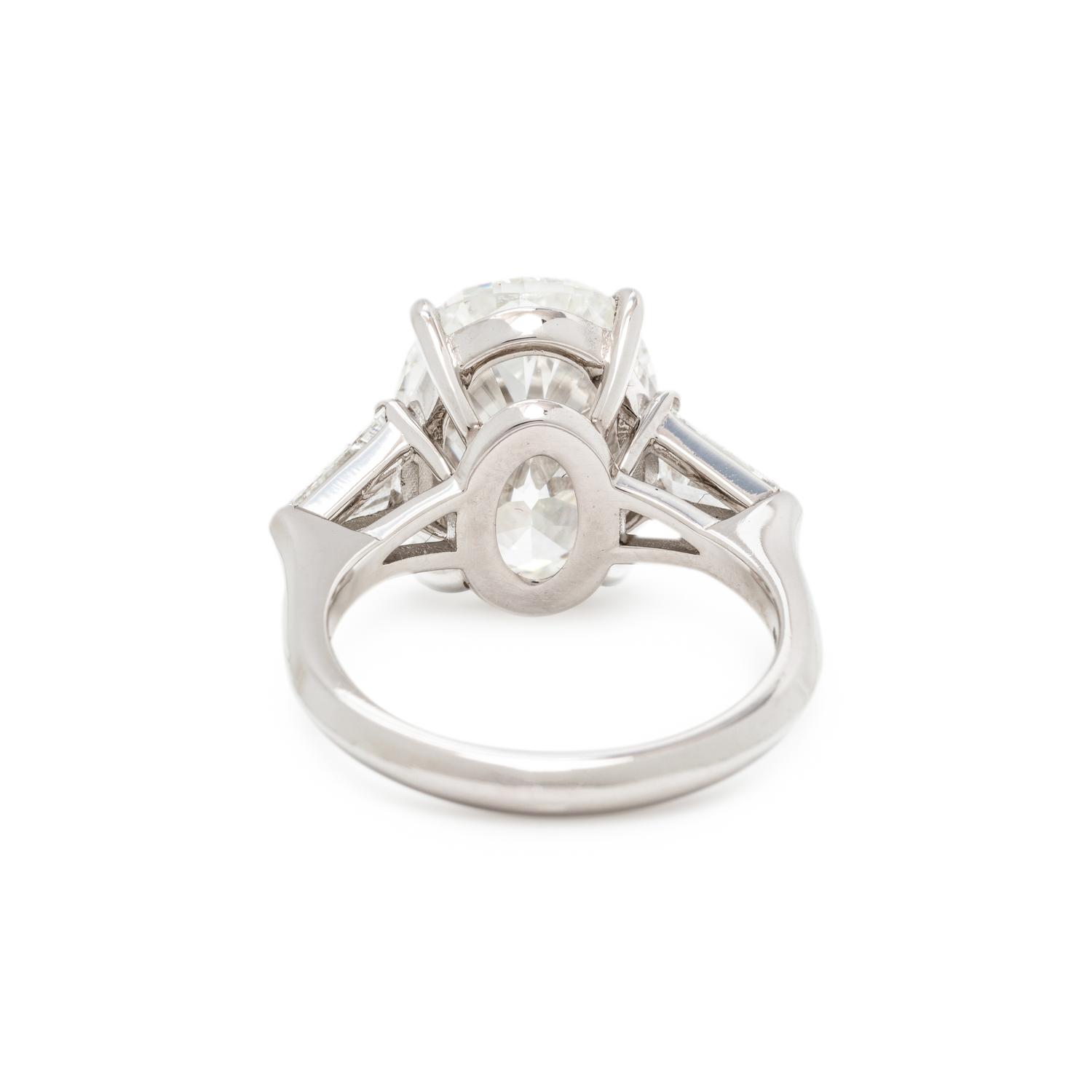 A SUPERB DIAMOND RING