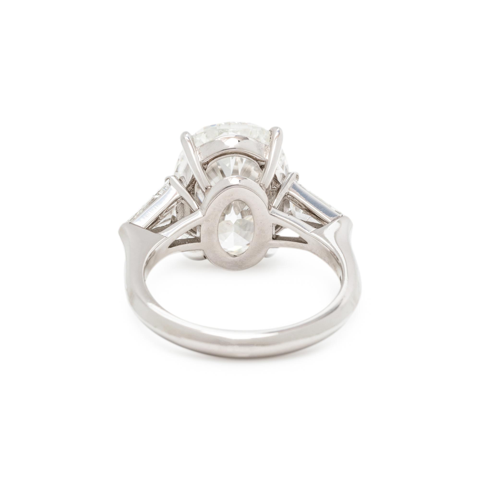 A SUPERB DIAMOND RING