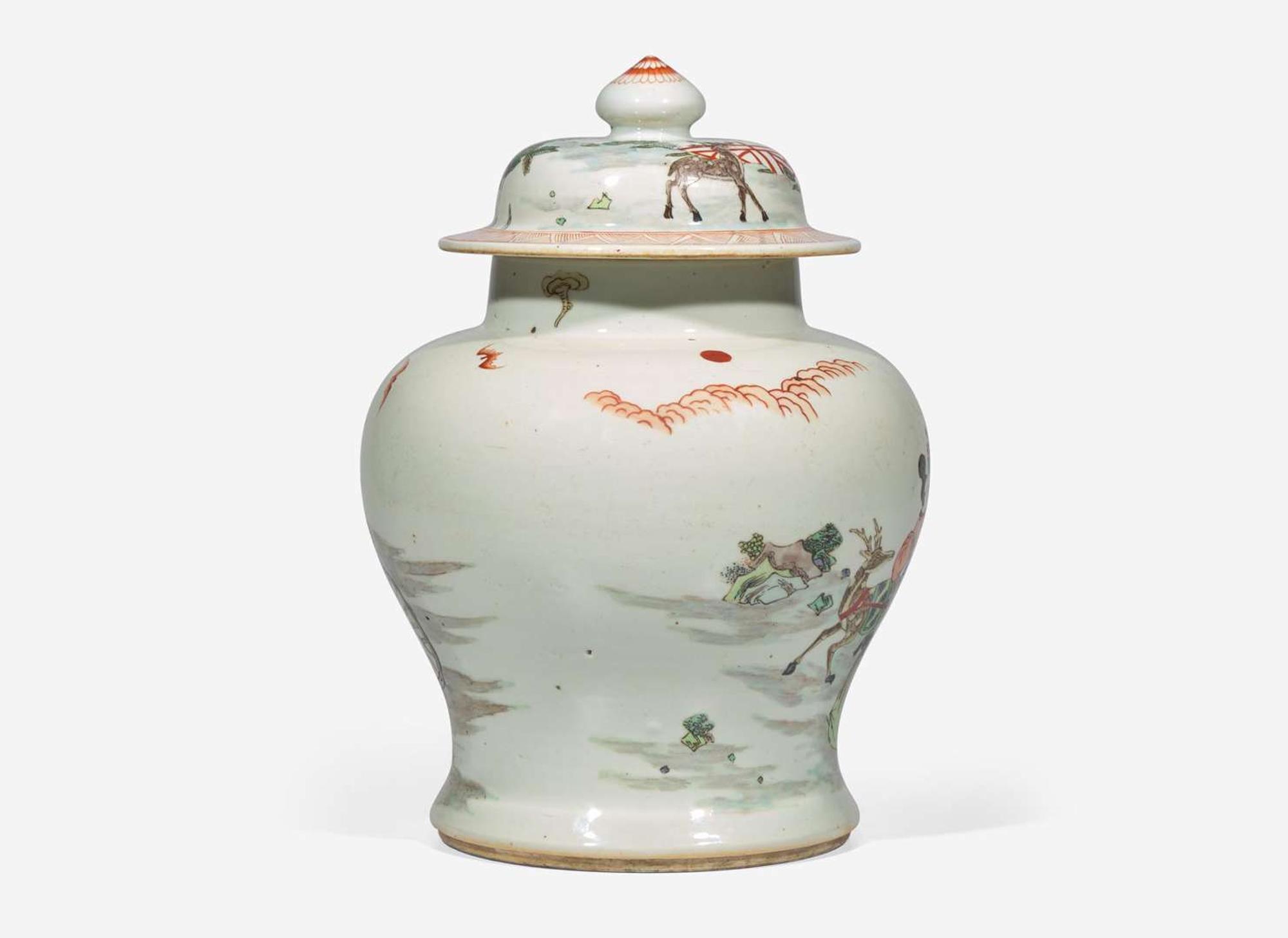 A Chinese famille verte-decorated jar and cover 硬彩蓋罐