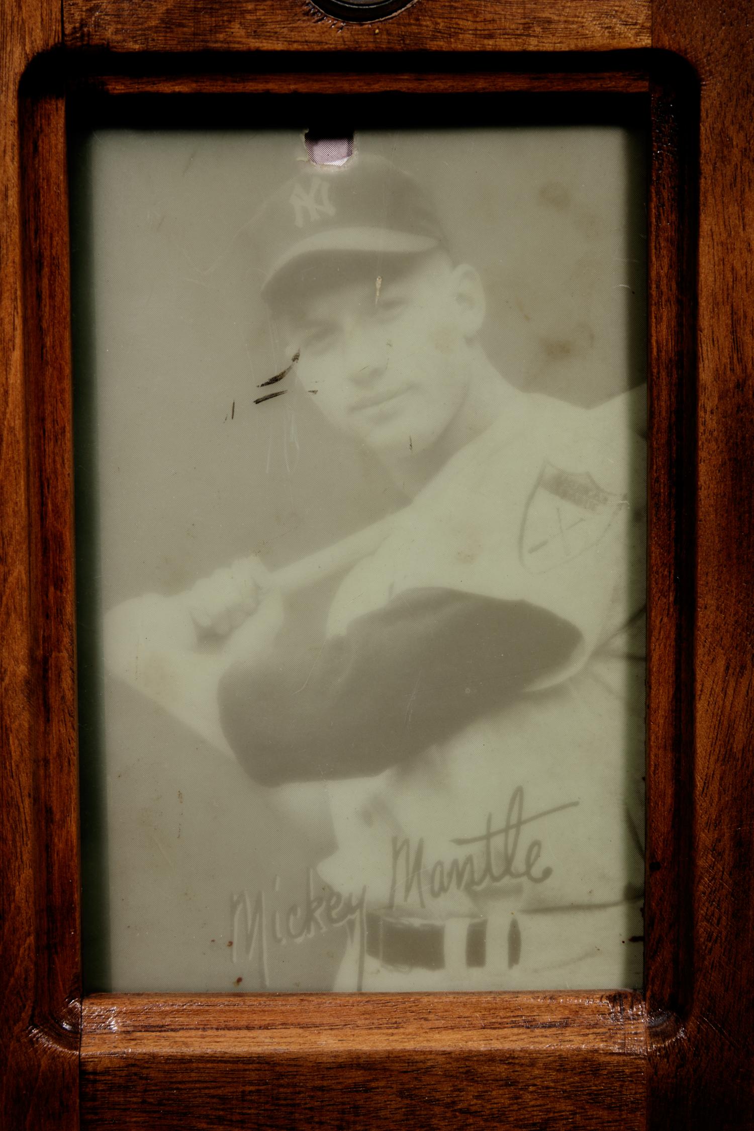 A Unique 10 Cent Exhibit Card Vending Machine with Mickey Mantle Card in Window and 18 Additional Baseball Cards
