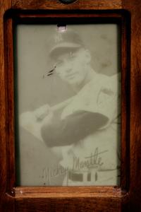 A Unique 10 Cent Exhibit Card Vending Machine with Mickey Mantle Card in Window and 18 Additional Baseball Cards