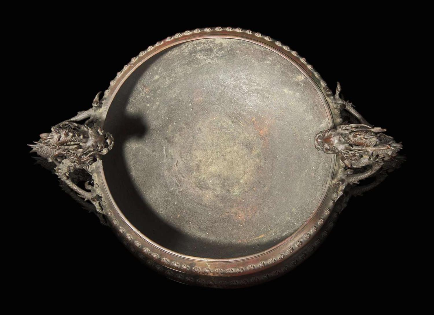 A Japanese patinated bronze "Dragons" jardinière, Meiji period 日本龍紋銅盤 明治
