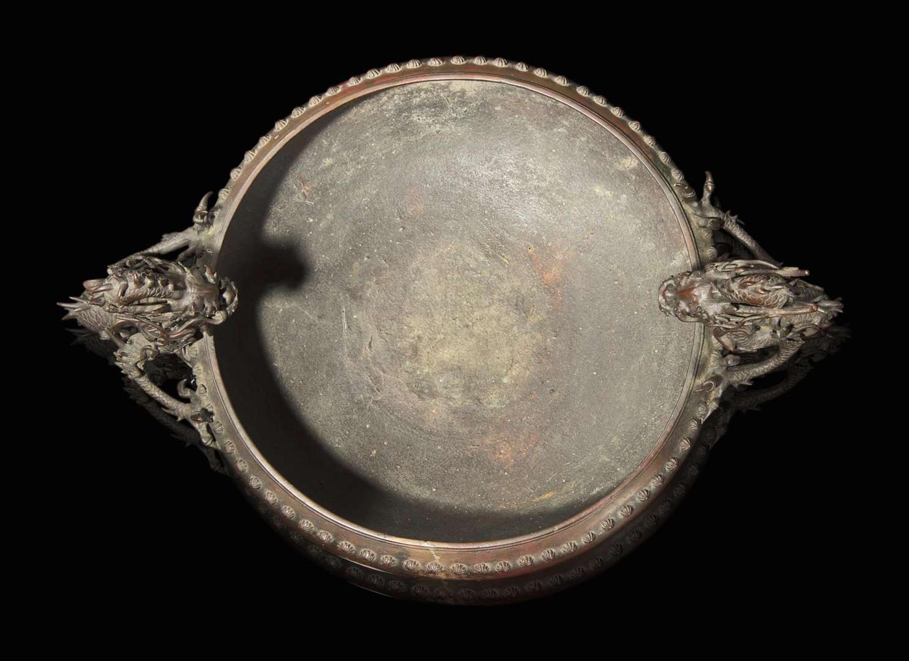 A Japanese patinated bronze "Dragons" jardinière, Meiji period 日本龍紋銅盤 明治