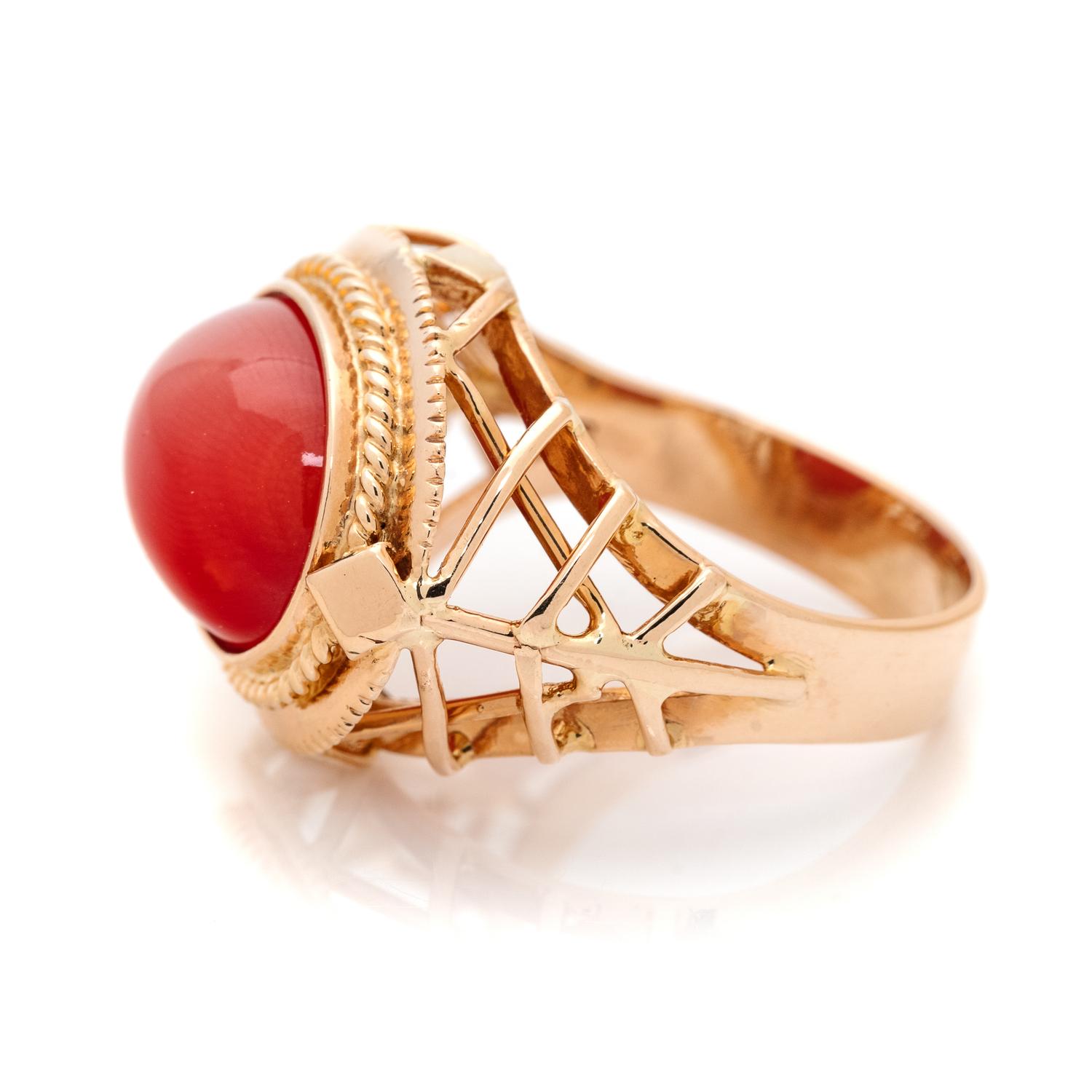YELLOW GOLD AND CORAL RING