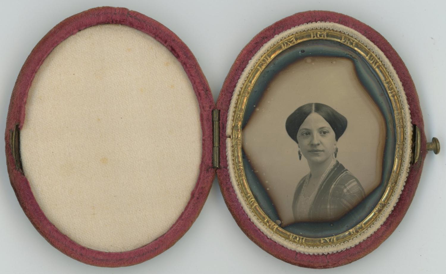 [Daguerreotype] Three Victorian Beauties