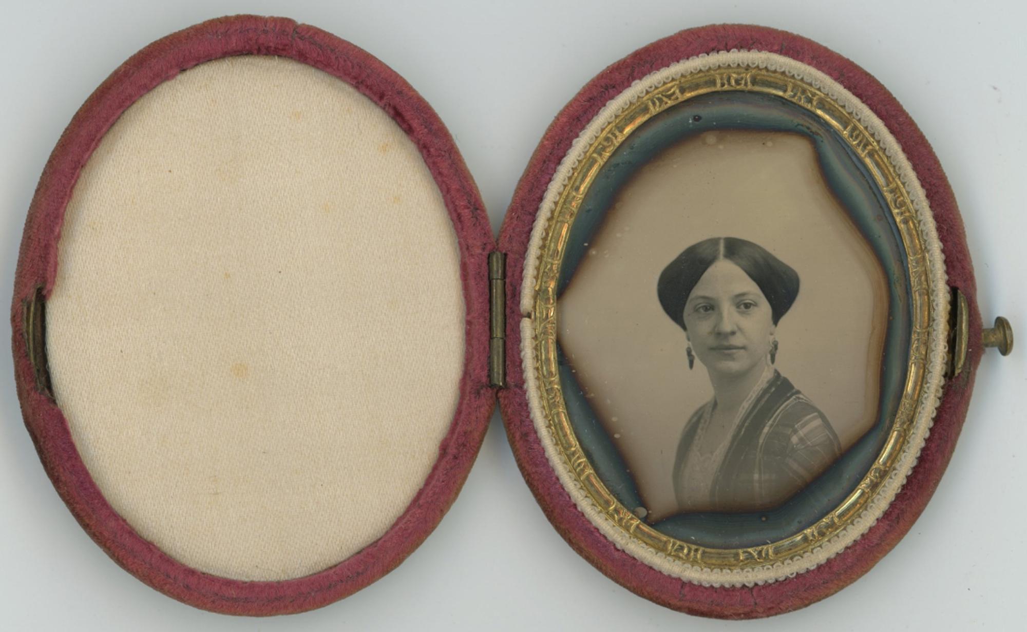 [Daguerreotype] Three Victorian Beauties