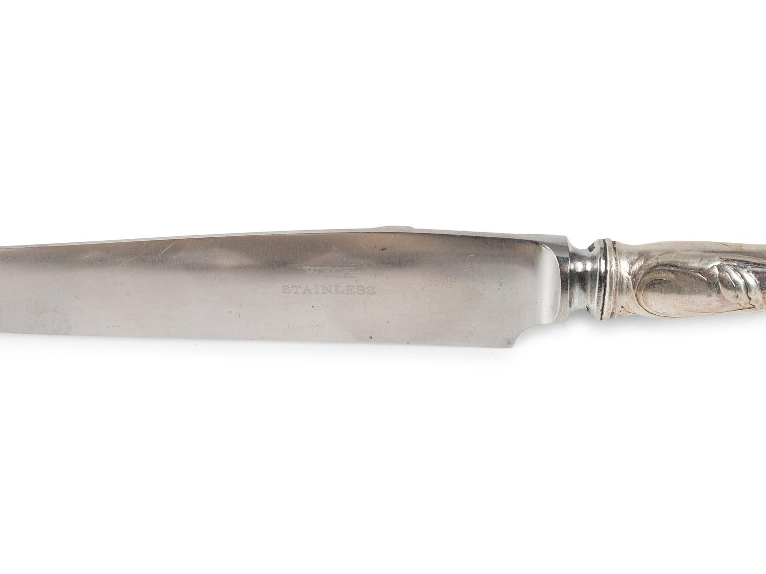 A Reed and Barton 'Le Cinq Fleurs' Silver Flatware Service