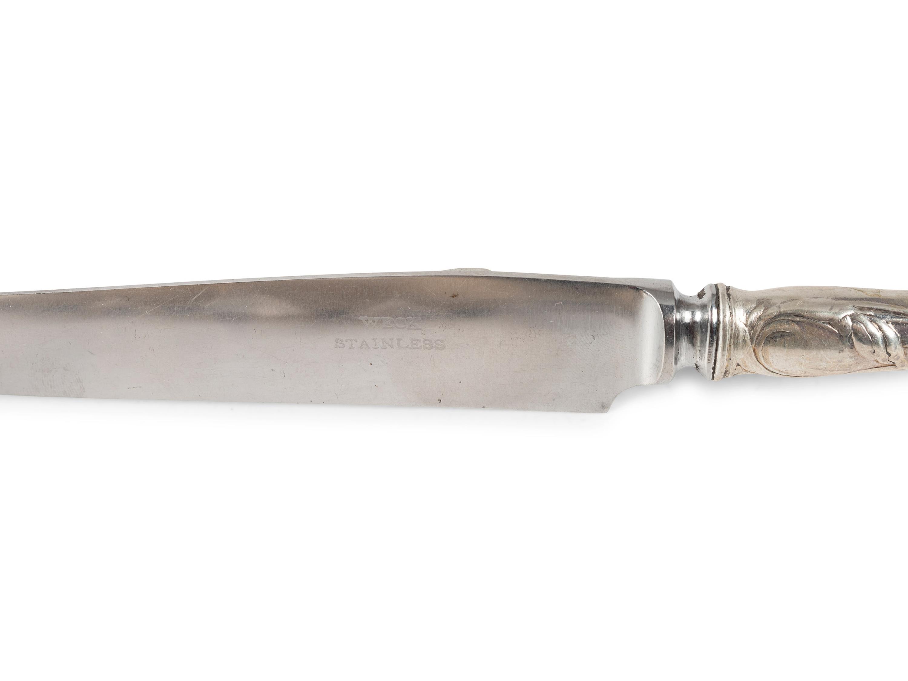 A Reed and Barton 'Le Cinq Fleurs' Silver Flatware Service