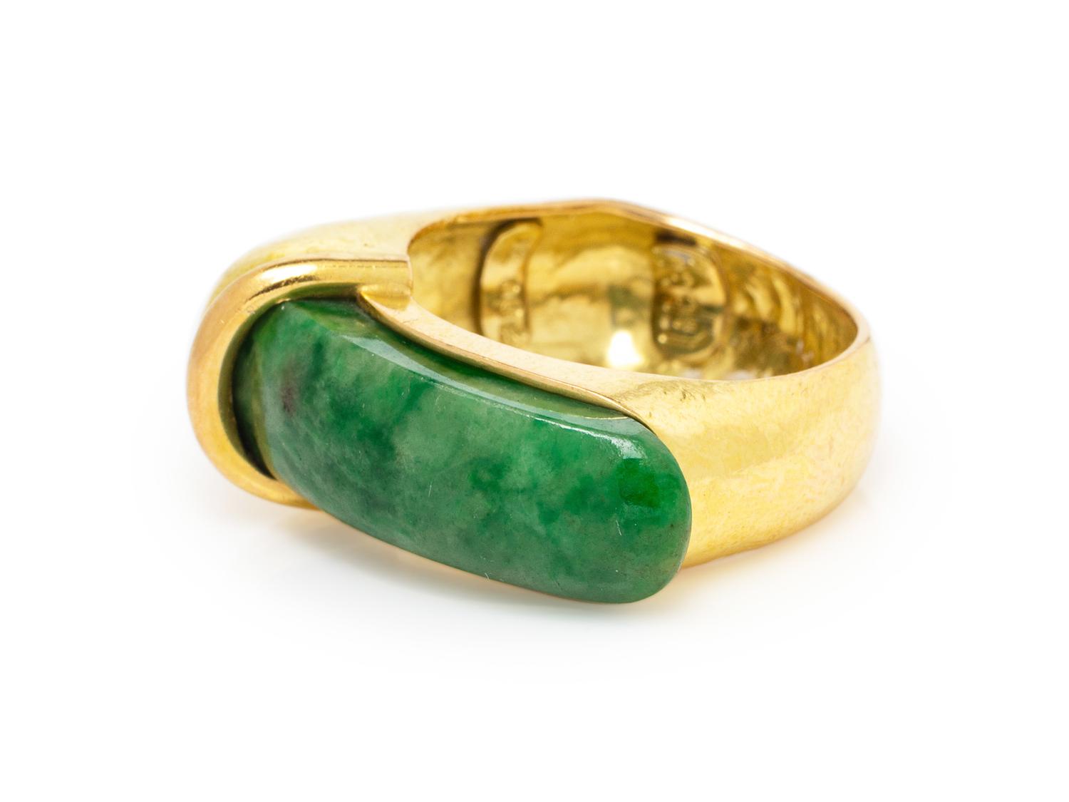 An 18 Karat Yellow Gold and Jade Ring,