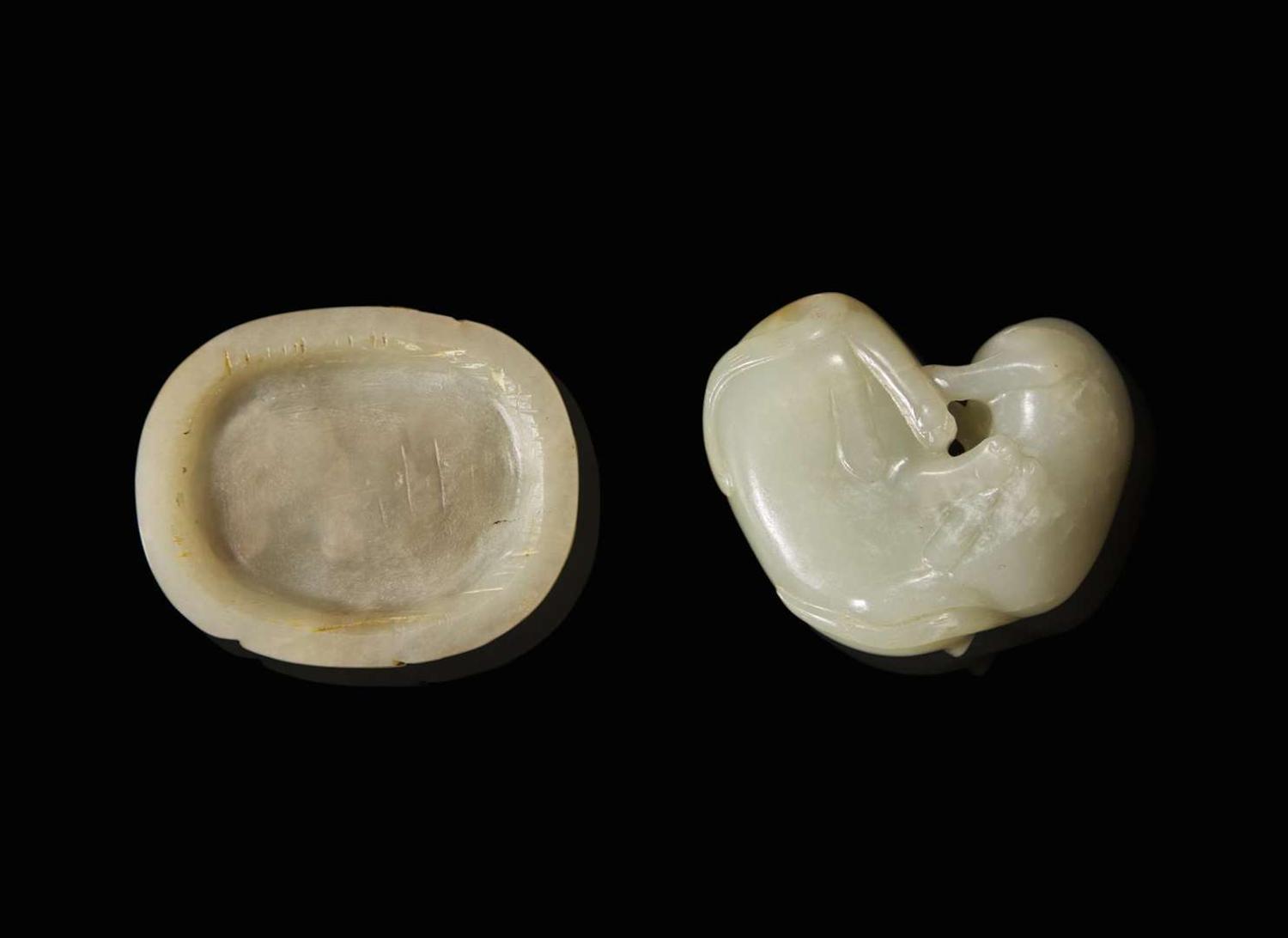A Chinese carved jade plaque and a "Cats" pendant, Qing dynasty 玉牌飾與雙歡玉珮 清