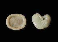 A Chinese carved jade plaque and a "Cats" pendant, Qing dynasty 玉牌飾與雙歡玉珮 清