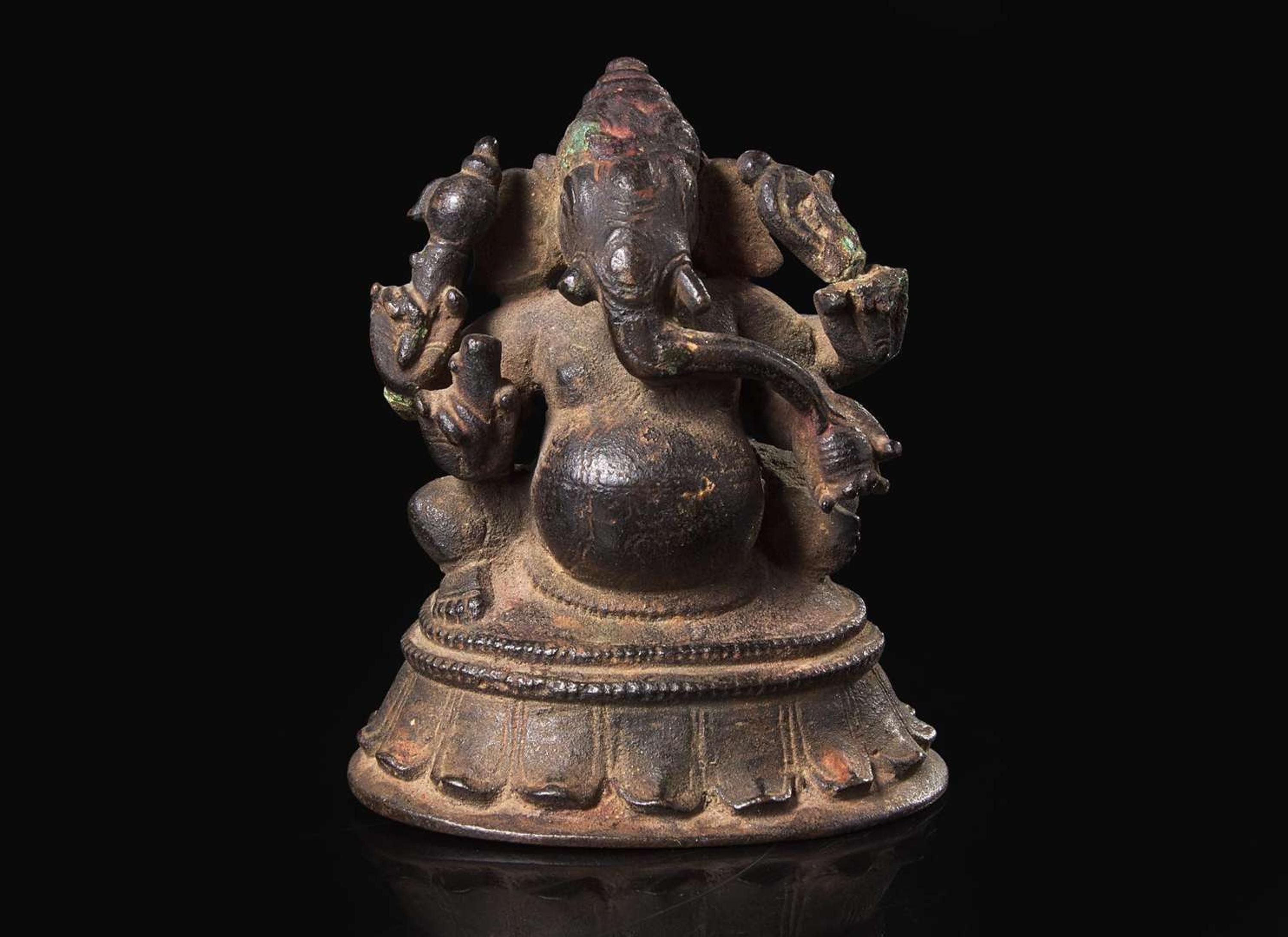 A small South Indian bronze figure of Ganesha seated, 16th/17th century or earlier 南印度象頭神坐像 十六或十七世紀初