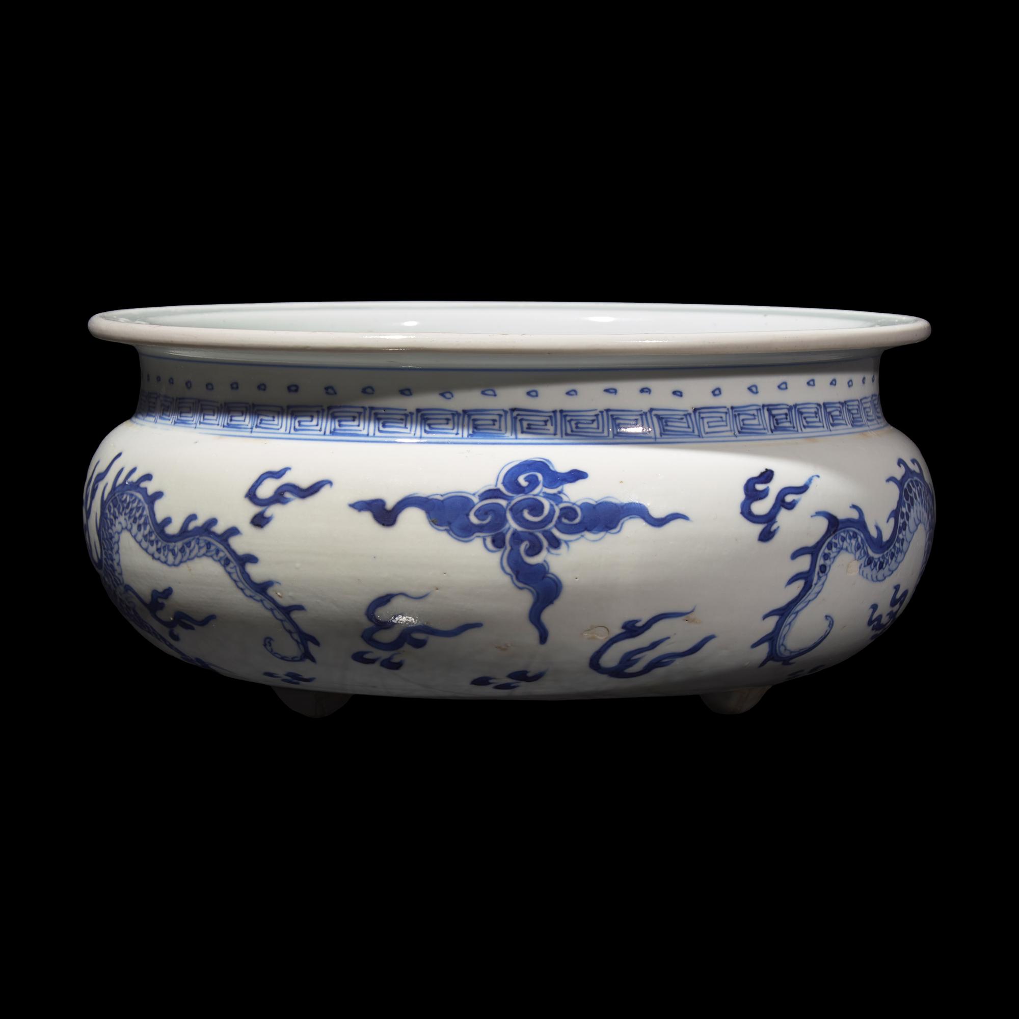 A Chinese Blue and White 'Dragon' Censer, Kangxi Period 清康熙 青花云龍紋三足爐