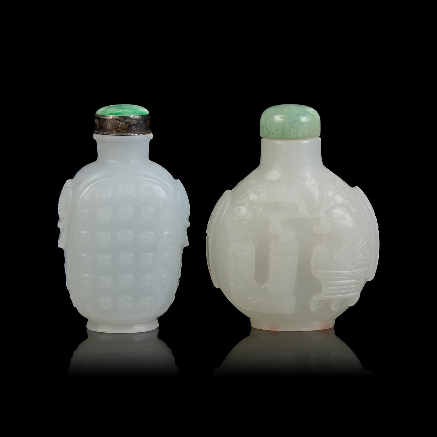 Two Chinese Carved White Glass Snuff Bottles 涅白料鼻煙壺兩支