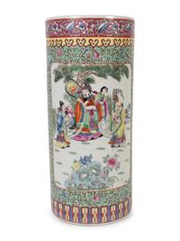 A Chinese Export Famille Rose Porcelain Umbrella Stand — 20TH CENTURY