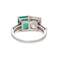 ANTIQUE, DIAMOND AND EMERALD 'TOI ET MOI' RING