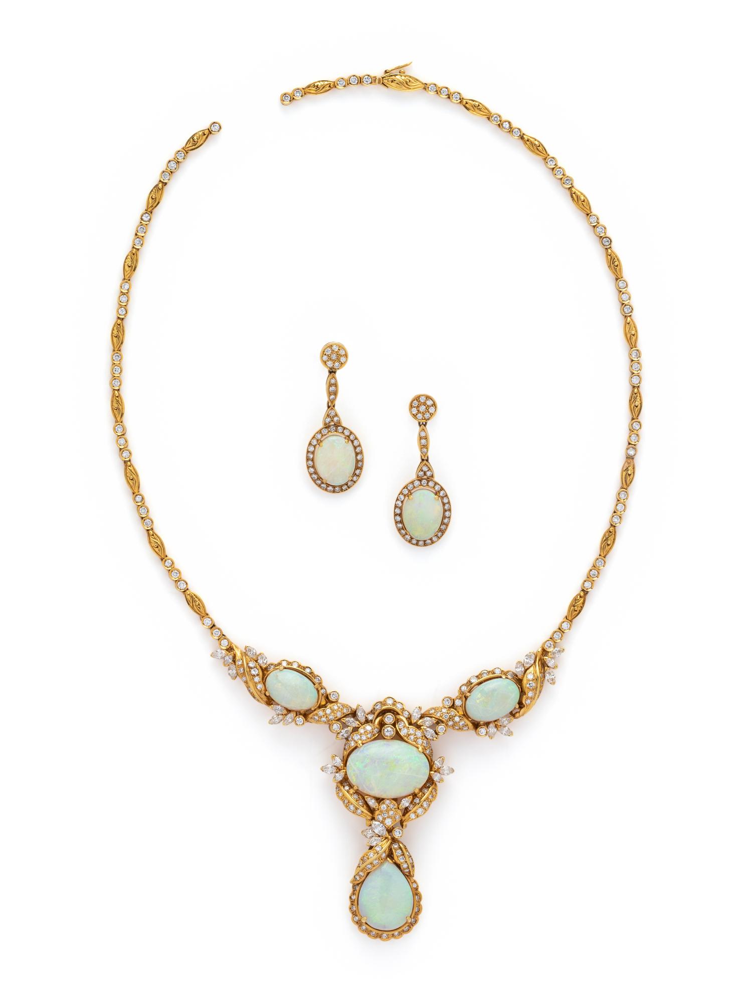 YELLOW GOLD, OPAL AND DIAMOND SET