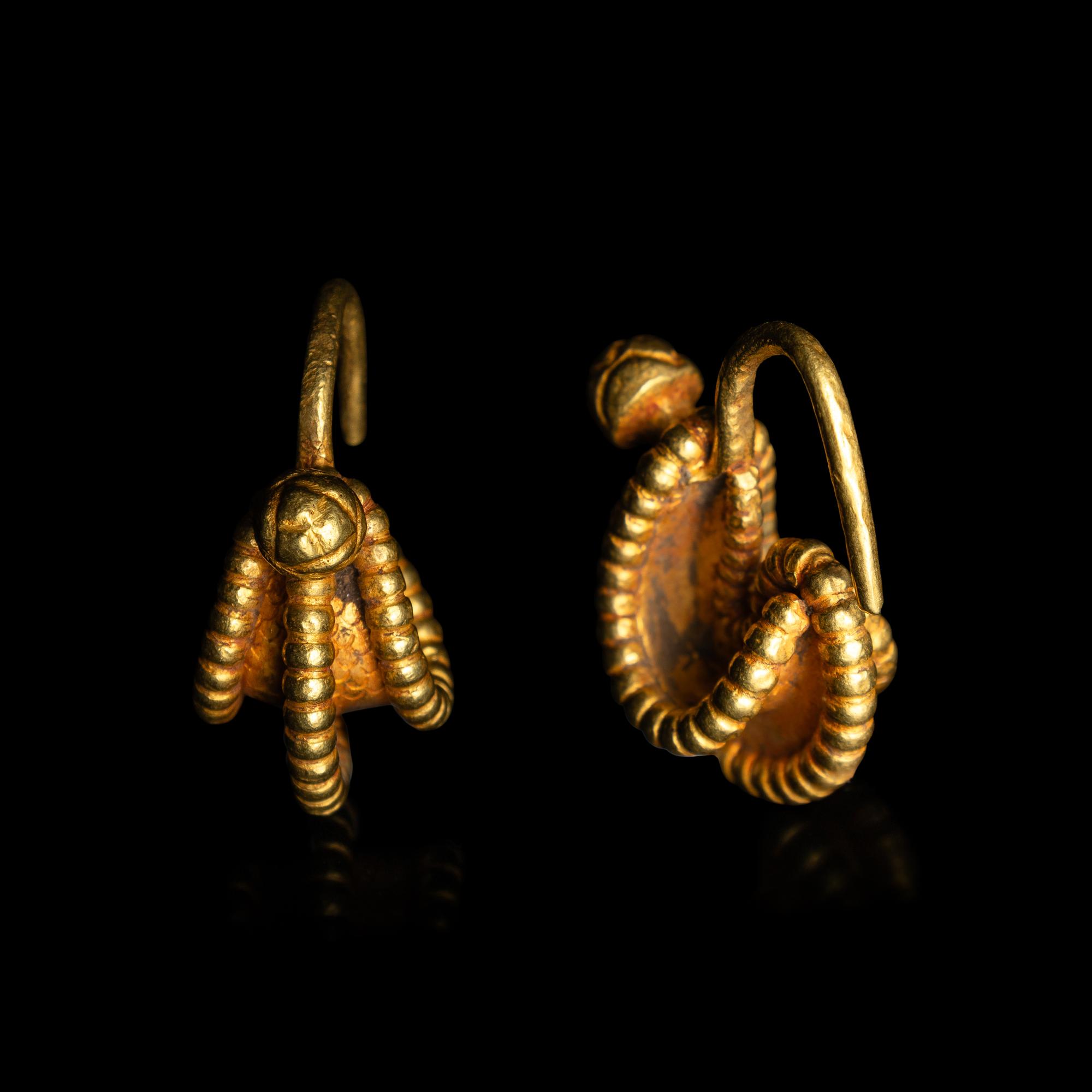 A Pair of Chinese Gold U-Shaped Earrings, Erhuan, Liao Dynasty 遼 金联珠耳環一對