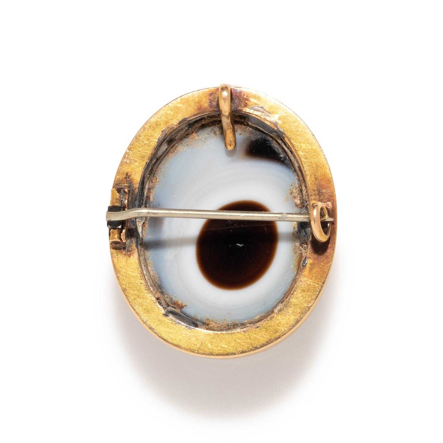 ANTIQUE, YELLOW GOLD AND AGATE CAMEO BROOCH