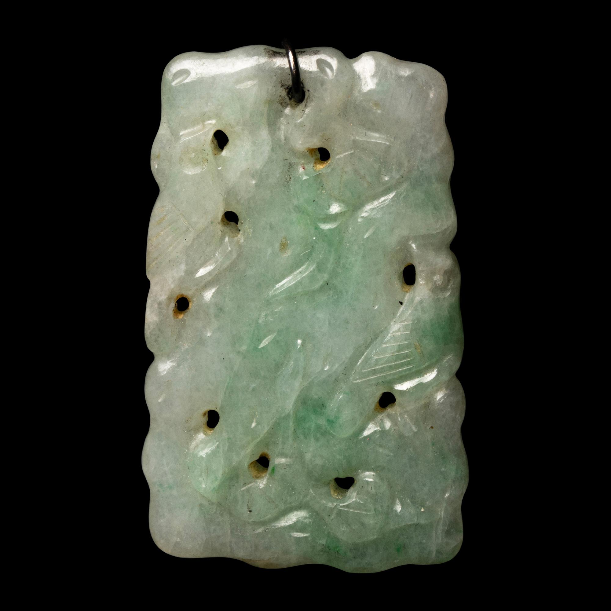 Three Chinese Jade and Jadeite Jewelry Items, 19th Century 清 翡翠、白玉首飾一組三件