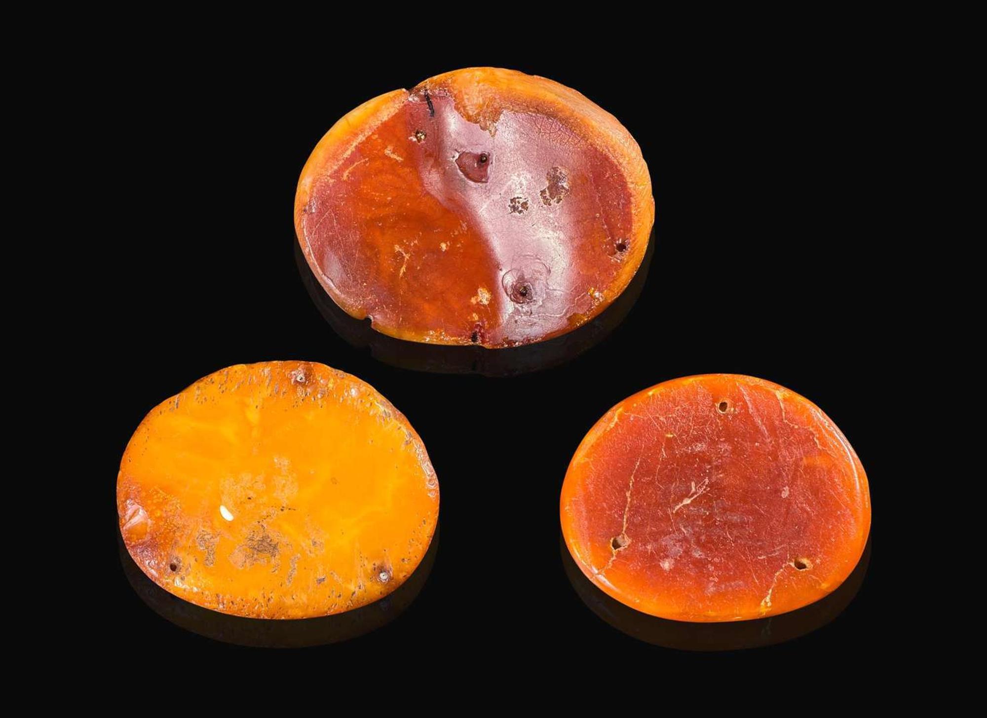 Three Chinese carved amber pendants, Ming to Qing dynasty 琥珀蜜蠟飾品三件 明或清