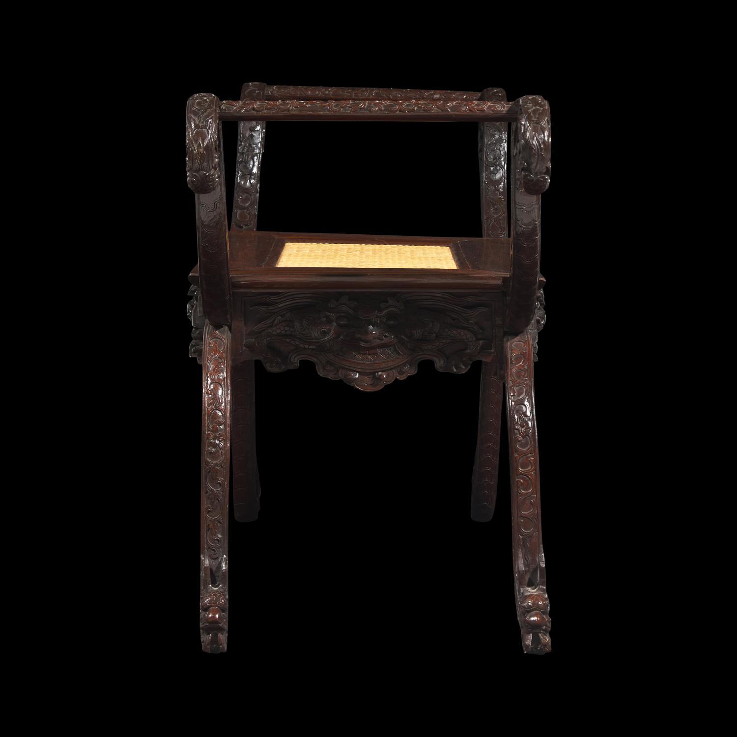 An Unusual Chinese Carved Hardwood Bench, 20th Century 二十世紀 硬木長椅