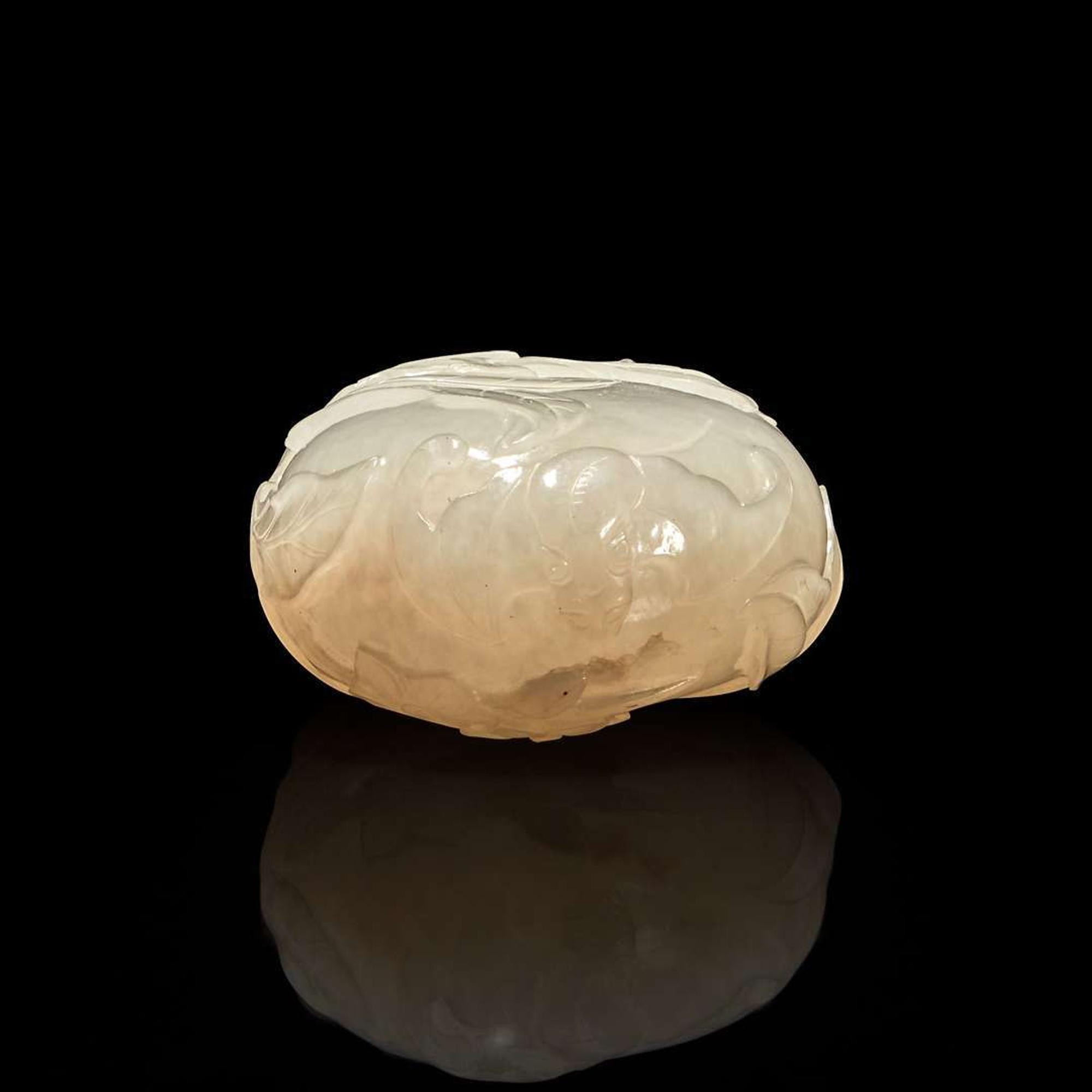 A finely-carved Chinese white jade snuff bottle 白玉鼻烟壶 18th/19th century ???????
