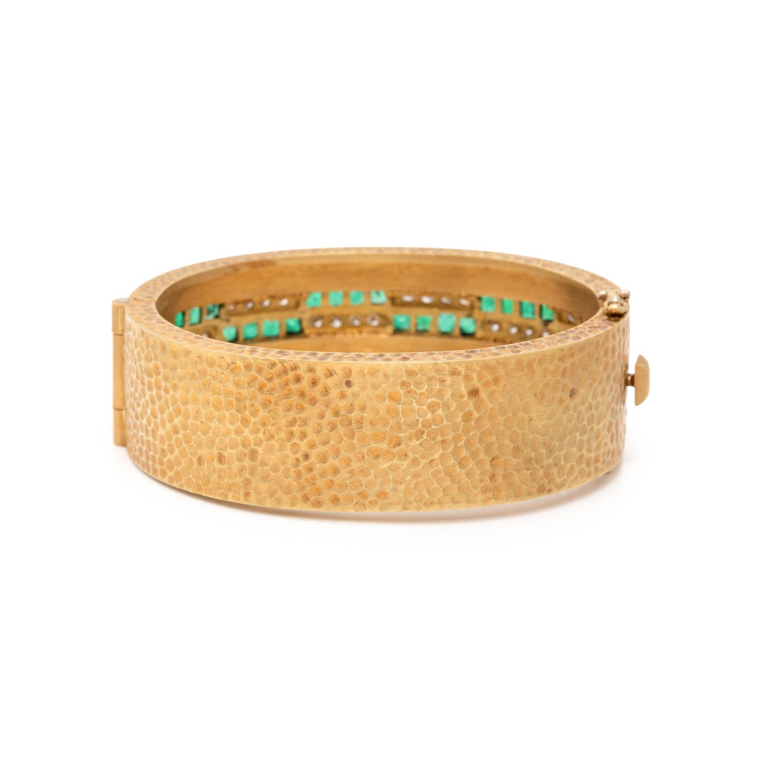 YELLOW GOLD, DIAMOND AND EMERALD BANGLE BRACELET
