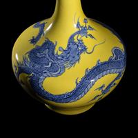 A Japanese Yellow Ground Blue and White Porcelain Vase by Makuzu Kozan (1842-1916) 宮川香山製黃地龍紋賞瓶