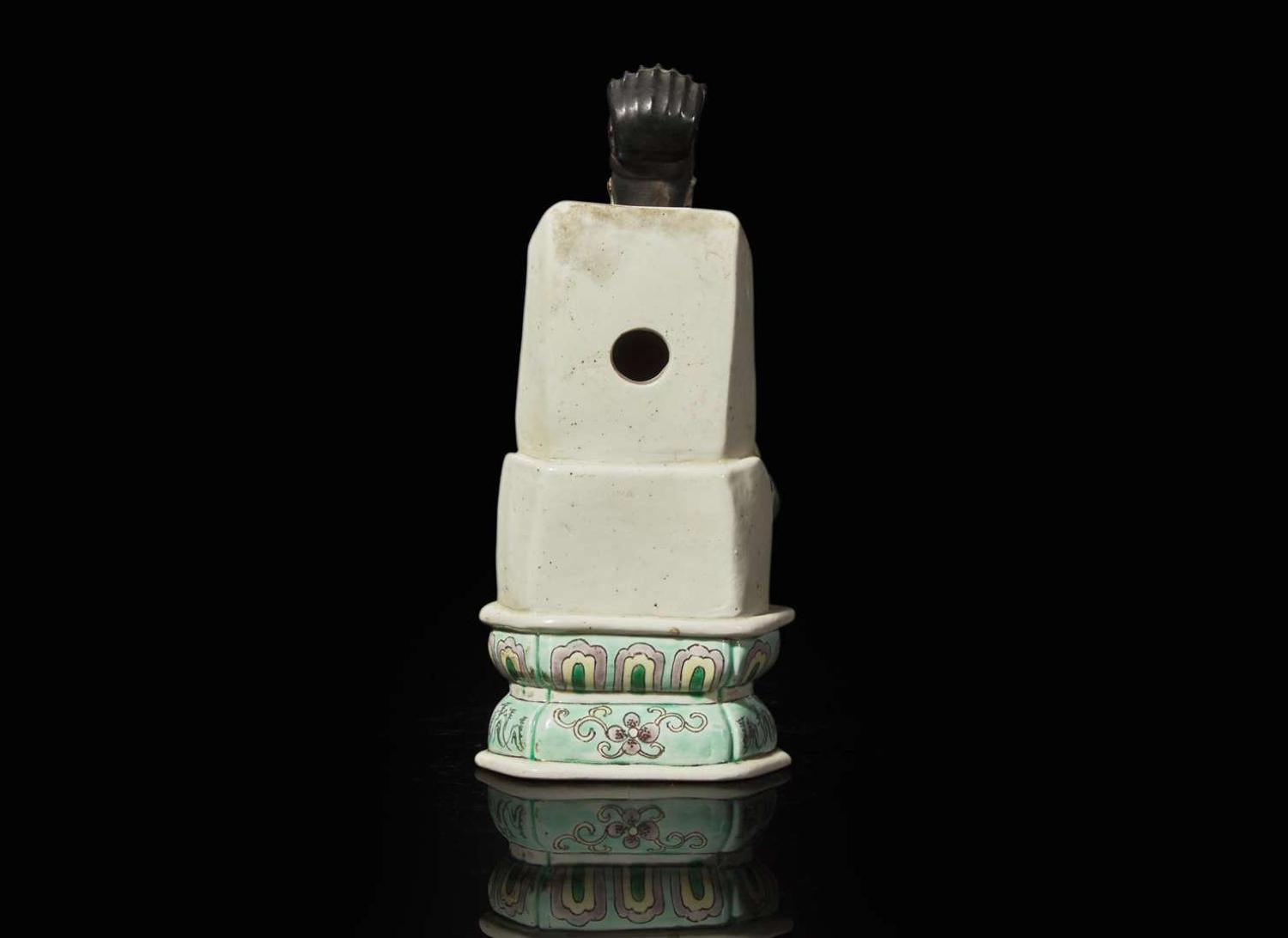 A Chinese famille verte-decorated porcelain figure of a seated official 硬彩造像一尊