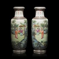 A Pair of Chinese Famille Rose 'The Three Visits to the Thatched Cottage' Porcelain Vases by Wang Xiliang (1922-2023) — 王錫良（1922-2023）1946年繪粉彩三顧茅廬棒槌瓶一對