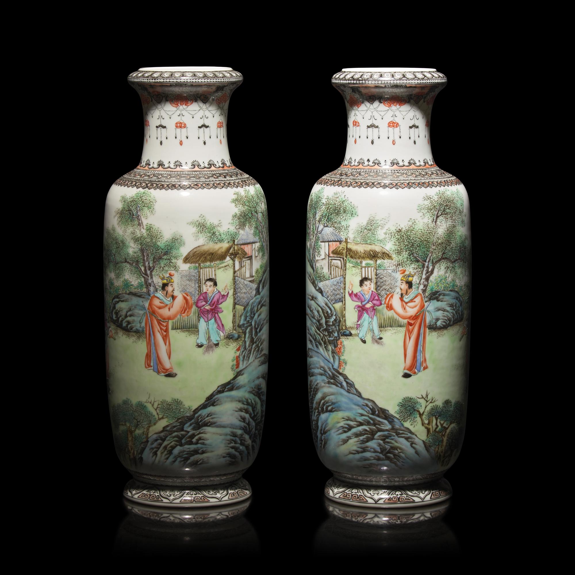 A Pair of Chinese Famille Rose 'The Three Visits to the Thatched Cottage' Porcelain Vases by Wang Xiliang (1922-2023) — 王錫良（1922-2023）1946年繪粉彩三顧茅廬棒槌瓶一對