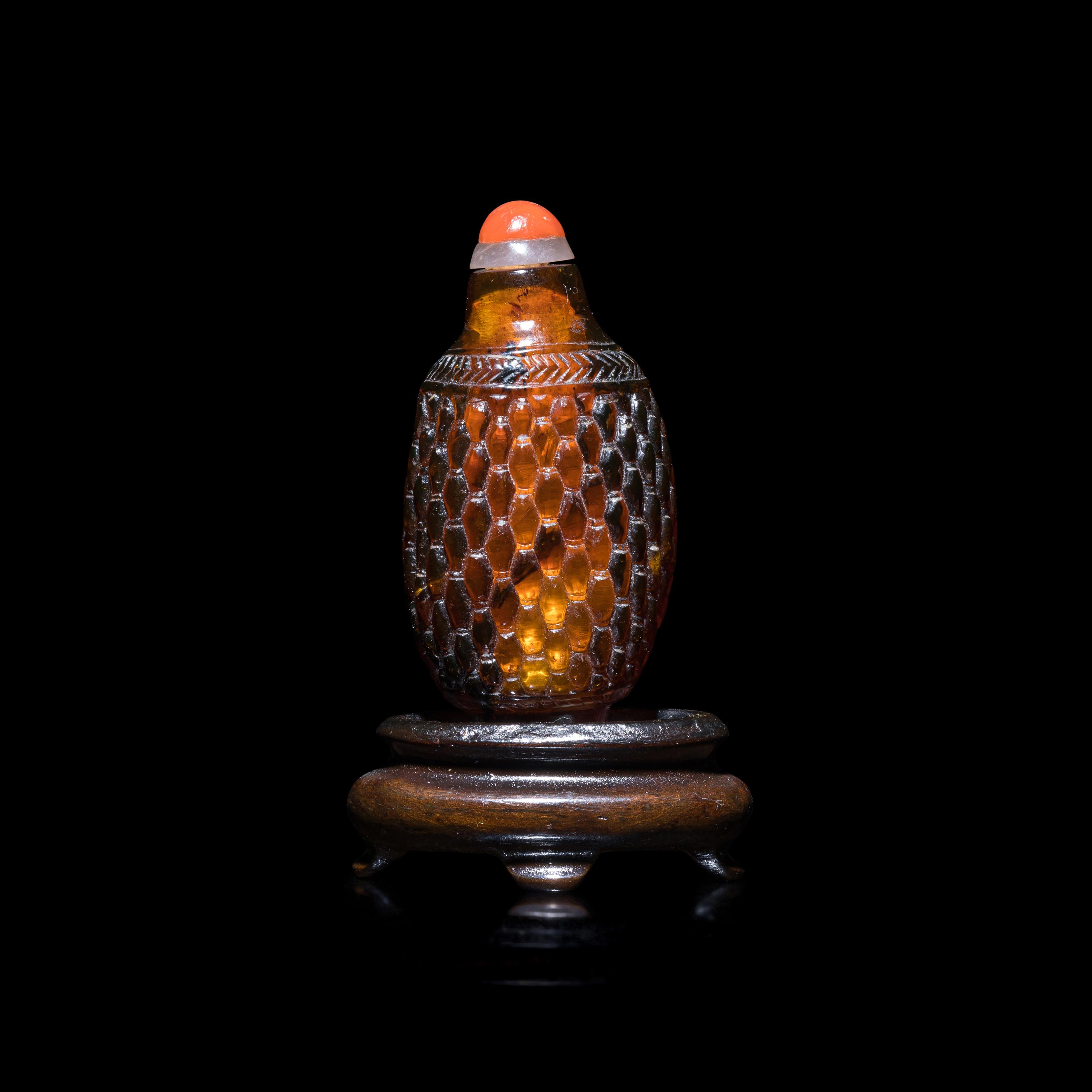 A Miniature Chinese Amber 'Basket Weave' Snuff Bottle, 19th Century 清晚期 琥珀籮紋鼻烟壺