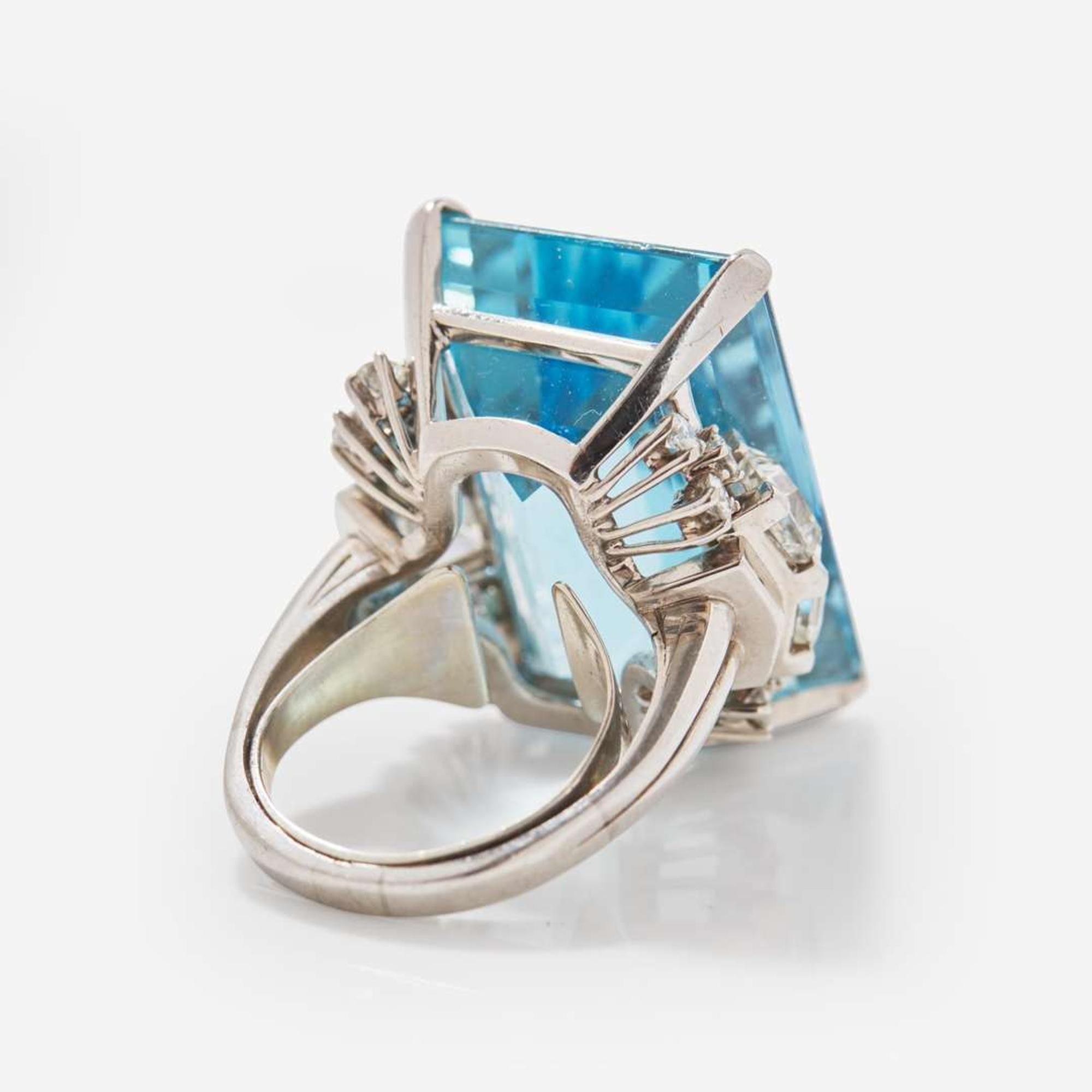 A Ladies Platinum and Aquamarine Diamond Ring