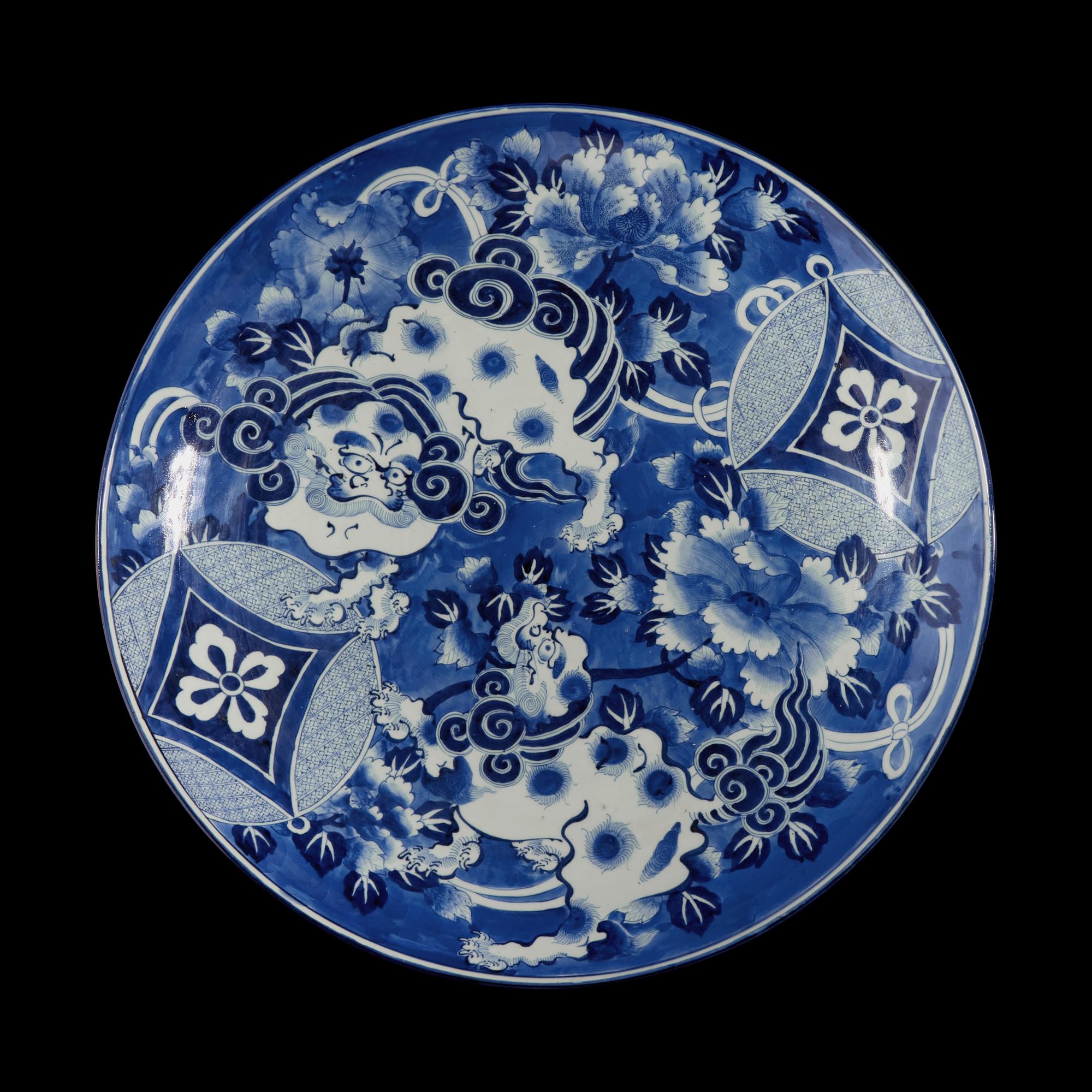 A Massive Japanese Arita Porcelain Blue and White 'Shishi' Charger, Edo to Meiji Period 江戶至明治時代 日本有田燒佛獅圖大盤