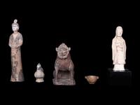 Four Chinese Pottery Tomb Figures and A Pottery Handled Cup, Erbei