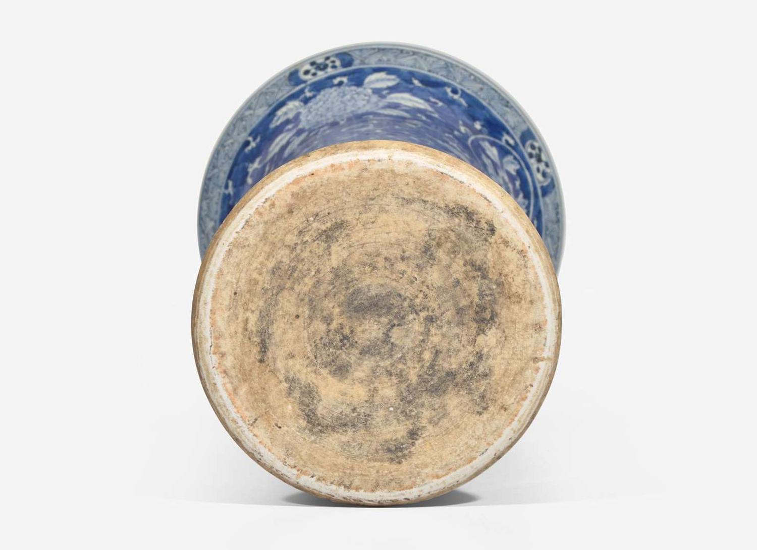 A Chinese blue and white porcelain flared beaker vase 青花花觚