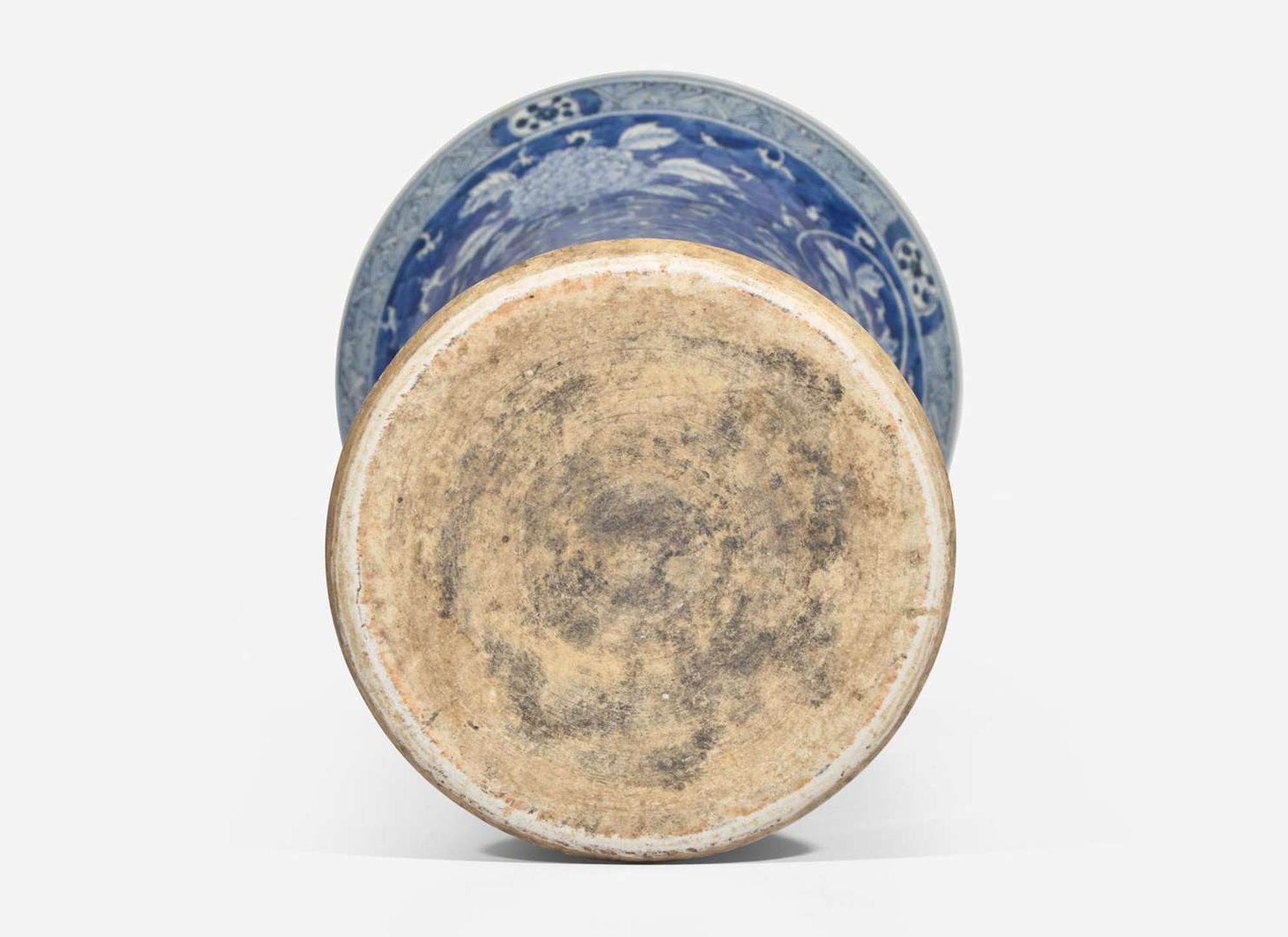 A Chinese blue and white porcelain flared beaker vase 青花花觚