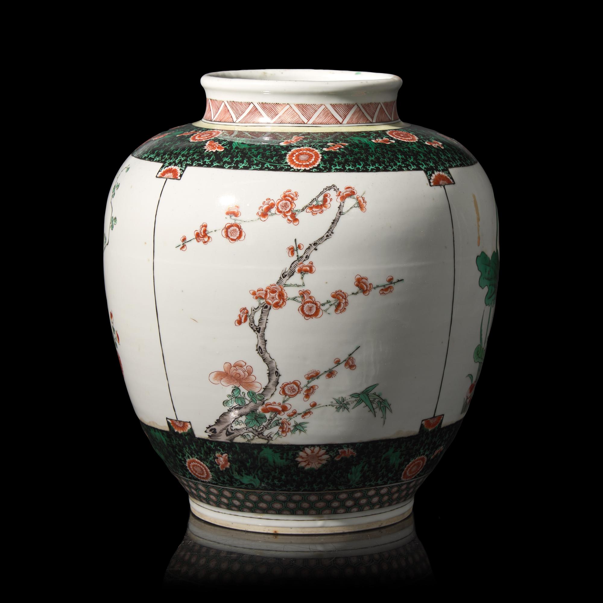 A Chinese Famille Verte Porcelain Jar, 19th Century 晚清 素三彩花卉纹罐