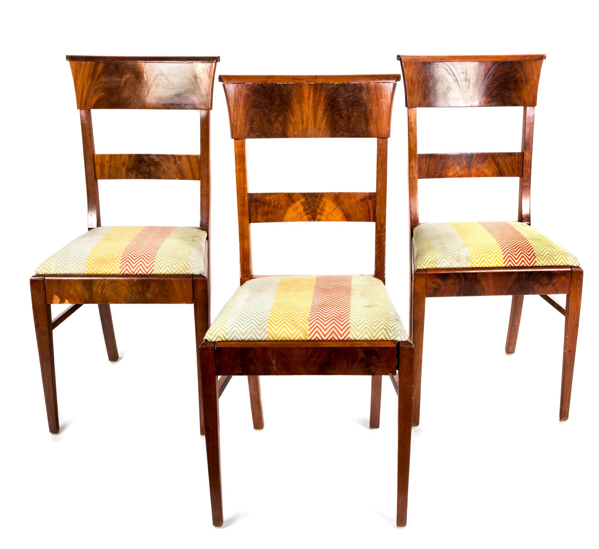 A George III Style Tilt-Top Table Height of first 29 x diameter 39 inches. — 19TH CENTURY