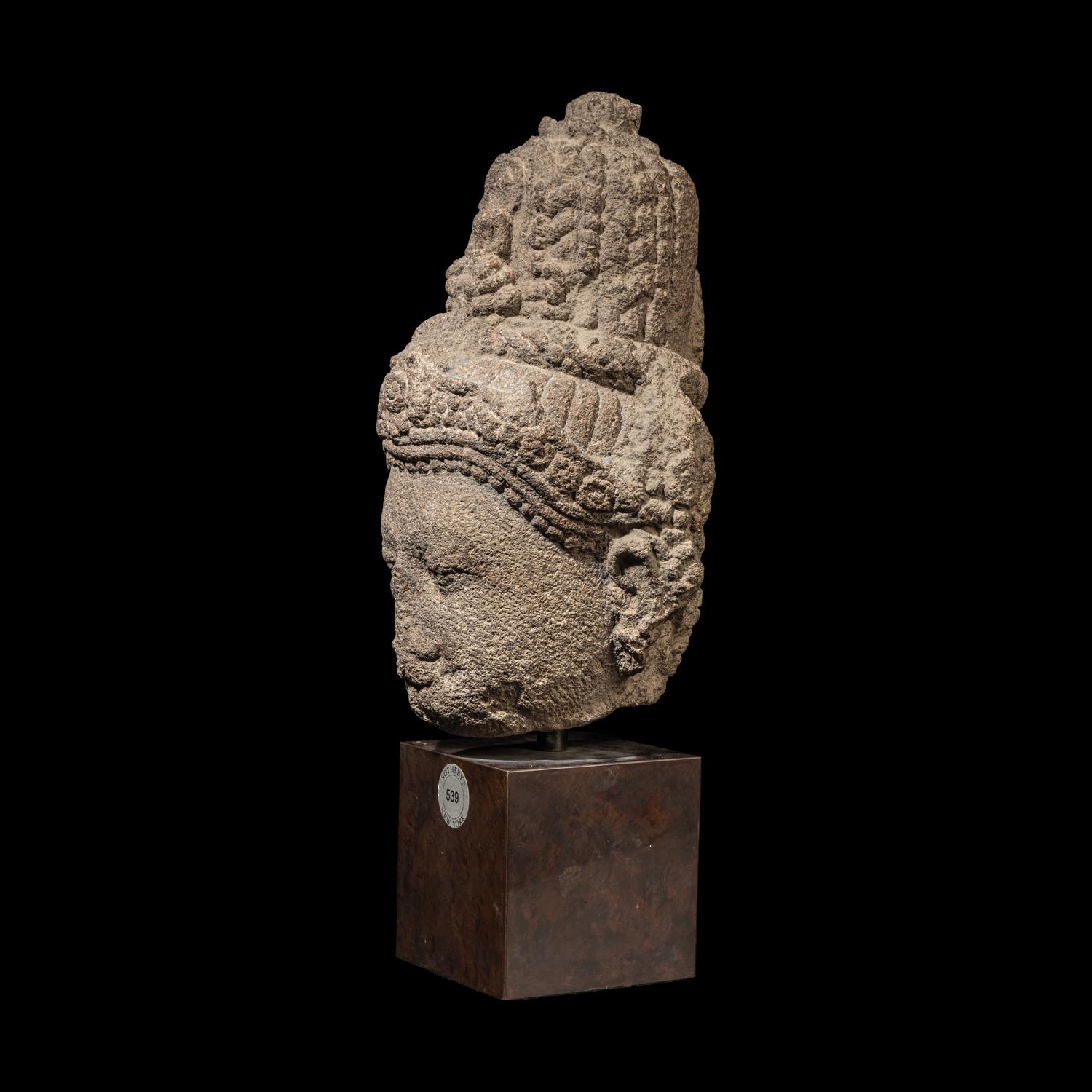A Small Javanese Volcanic Head of Bodhisattva, 10th Century 十世紀 爪窪石雕菩薩頭像