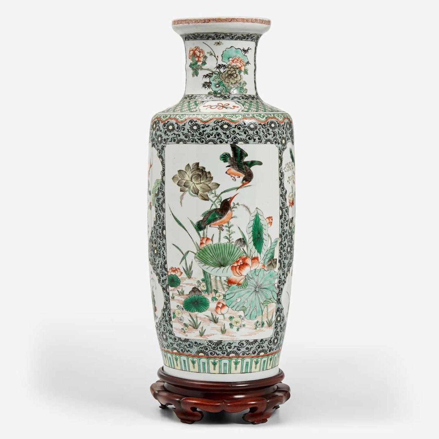 A Chinese famille-verte-decorated porcelain rouleau vase 五彩花鳥棒槌瓶
