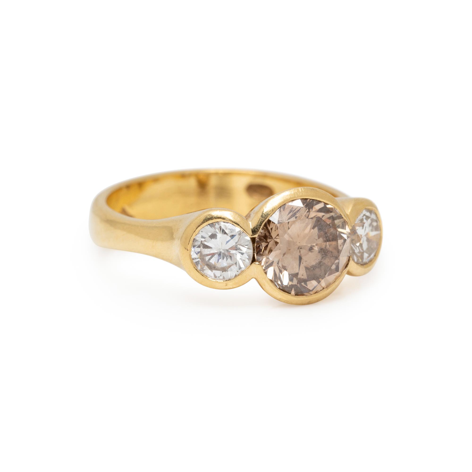 YELLOW GOLD, COLORED DIAMOND, AND DIAMOND RING