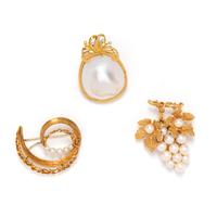 COLLECTION OF YELLOW GOLD AND CULTURED PEARL JEWELRY
