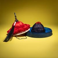 A Chinese Red Silk Floss Mandarin's Summer Hat with a Single-Eyed Plume and an Original Hat Box, 18th/19th Century — 清中期 三品夏朝冠配蓝玻璃頂戴及单眼花翎單眼花翎（附盒）
