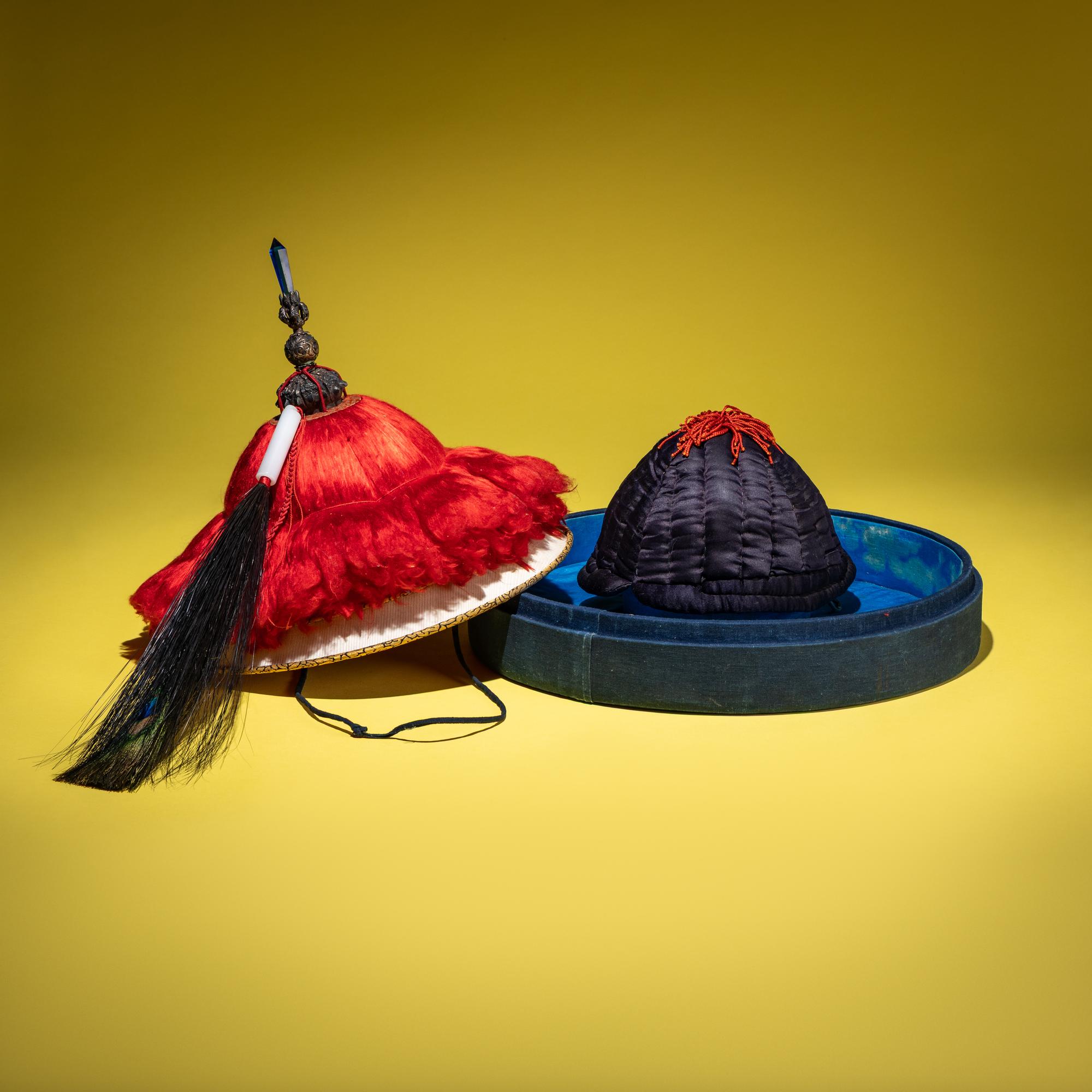 A Chinese Red Silk Floss Mandarin's Summer Hat with a Single-Eyed Plume and an Original Hat Box, 18th/19th Century — 清中期 三品夏朝冠配蓝玻璃頂戴及单眼花翎單眼花翎（附盒）